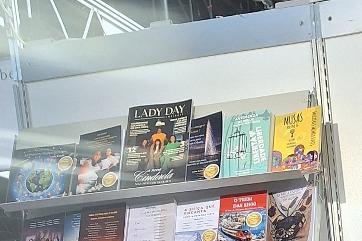 Estante de livros do estande E∞Linia Brandt